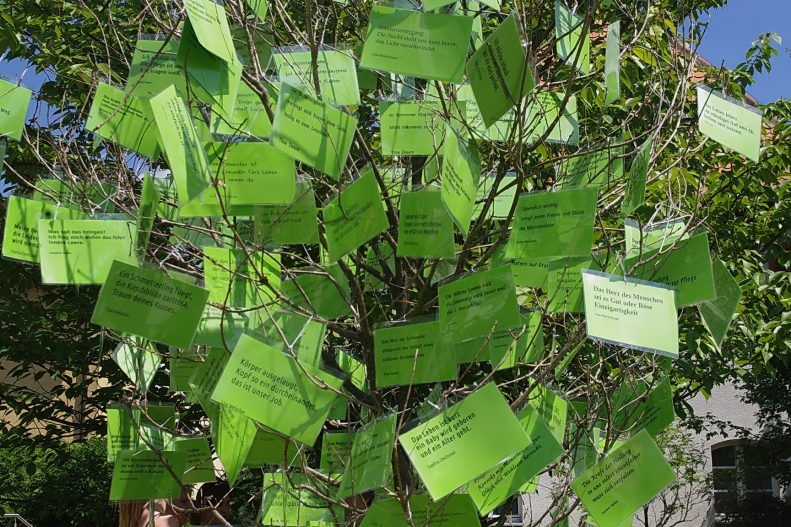 poesie am offentlichen baum